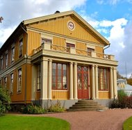 Typisches rot weißes Ferienhaus in Schweden am See